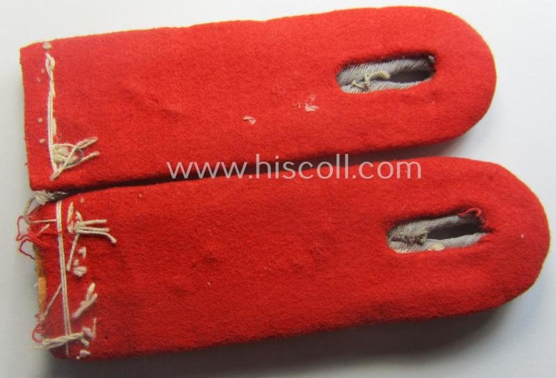 Fully matching pair of WH (Heeres) officers'-pattern shoulderboards as piped in the bright-red-toned branchcolour as was specifically intended for a: 'Hauptmann eines (Sturm)Artillerie-Rgts. o. Abtgs.' — image 3