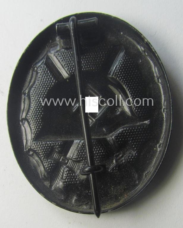 Maker- (ie. '113'-) marked example of a black-class wound-badge (or: 'Verwundeten-Abzeichen in Schwarz') being a scarcely found example that was produced by the maker (ie. 'Hersteller') named: 'Hermann Aurich' — image 2