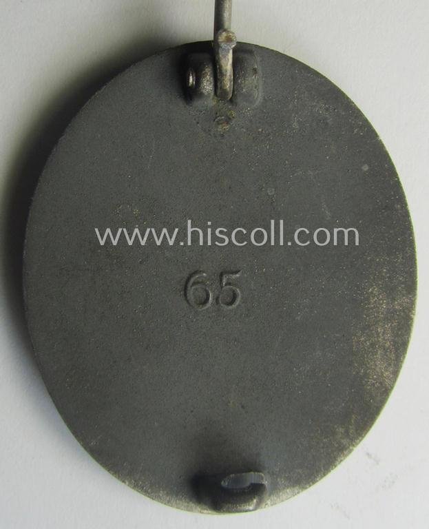 Moderately used- and/or worn 'Verwundeten-Abzeichen in Silber' being a typical maker- (ie. '65'-) marked- and/or: 'Feinzink'-based example by the maker: 'Klein & Quenzer' — image 3