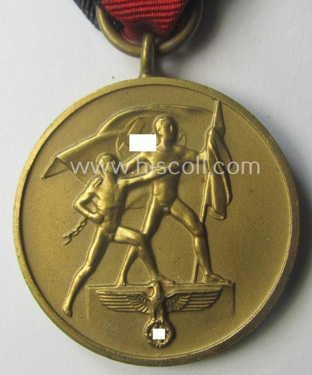 WH Czech-occupation- (ie. 'Anschluss'-) medal: '1. Oktober 1938' being a neat (albeit minimally tarnished) example that comes mounted onto its period ribbon and that shows a firmly (and period!) attached 'Prager Burg-Spange' — image 2