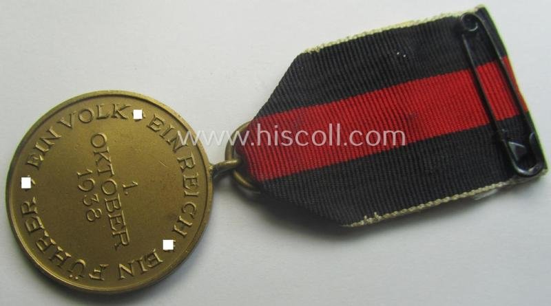 WH Czech-occupation- (ie. 'Anschluss'-) medal: '1. Oktober 1938' being a neat (albeit minimally tarnished) example that comes mounted onto its period ribbon and that shows a firmly (and period!) attached 'Prager Burg-Spange' — image 4