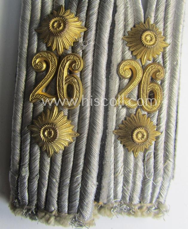Attractive - and fully matching! - pair of WH (Heeres) neatly 'cyphered', officers'-type shoulderboards as (dual)piped in the black-coloured branchcolour as was intended for a: 'Hauptmann der Res. des Pionier-Batallions 26' — image 2