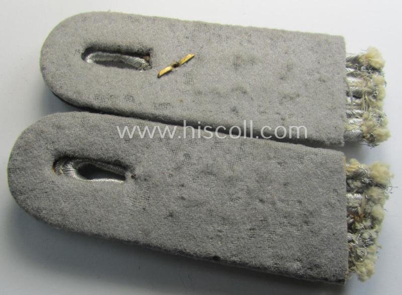 Attractive - and fully matching! - pair of WH (Heeres) neatly 'cyphered', officers'-type shoulderboards as (dual)piped in the black-coloured branchcolour as was intended for a: 'Hauptmann der Res. des Pionier-Batallions 26' — image 3