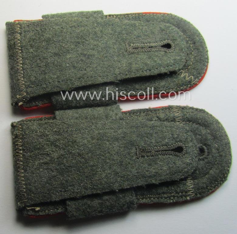 Pair of mid-war-period, so-called: 'M41 o. M43'-pattern, WH (Heeres) NCO-type shoulderstraps that comes with its accompanying 'Überschube'-pair as was intended for an: 'Unterwachtmeister des Artillerie-Rgts. 239' — image 3