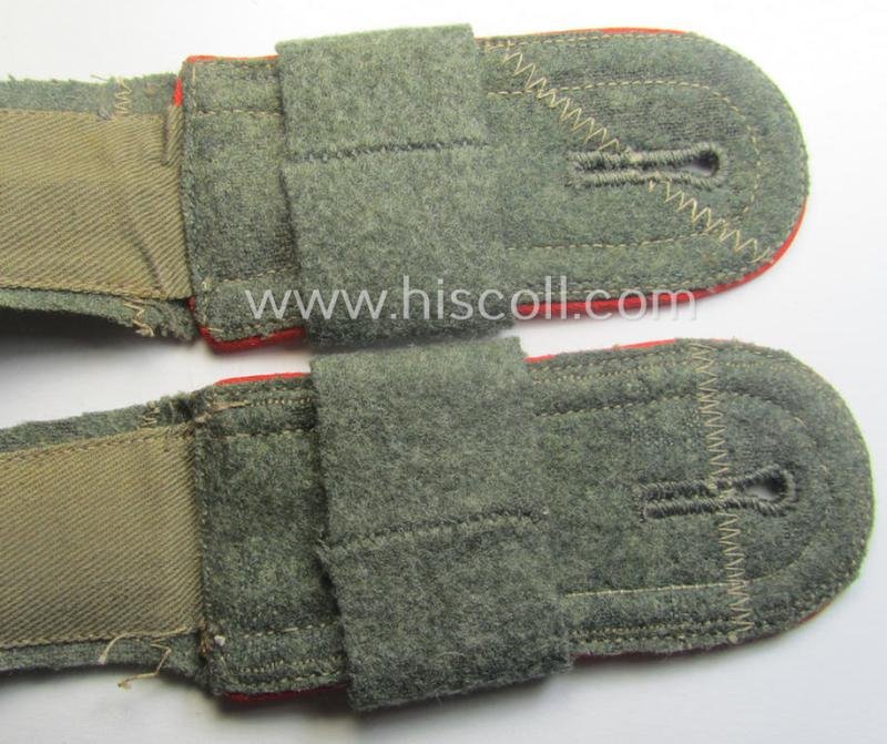 Pair of mid-war-period, so-called: 'M41 o. M43'-pattern, WH (Heeres) NCO-type shoulderstraps that comes with its accompanying 'Überschube'-pair as was intended for an: 'Unterwachtmeister des Artillerie-Rgts. 239' — image 4