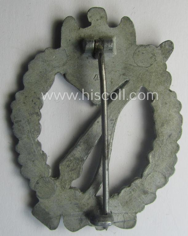 Attractive - and mininally used! - 'Infanterie-Sturmabzeichen in Silber' (or: silver-class infantry-assault badge ie. IAB) being a neatly maker- (ie. '4'- or: 'Metall u. Kunststoff'-) marked example as executed in silverish-coloured 'Feinzink' — image 3
