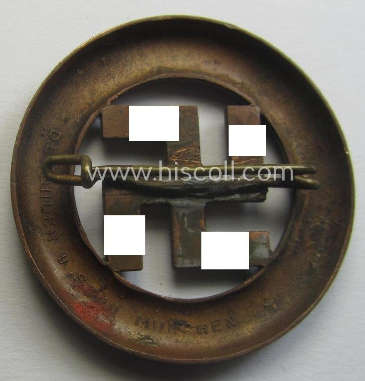 N.S.D.A.P.-related 'Tagungs- o. Veranstaltungsabzeichen' (also referred to as: 'Gau München'-honorary-badge) being a maker- (ie. 'Deschler'-) marked example showing the text: 'Und Ihr habt doch gesiegt - 1933!' — image 2