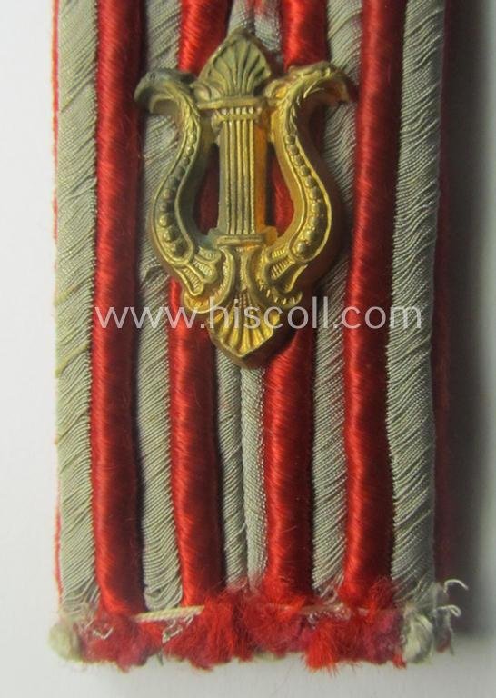 Single, WH (LW) 'cyphered', NCO-type shoulderboard as piped in the bright-red-coloured branchcolour as was specifically intended for a: 'Unterwachtmeister u. Musiker der Flak-Art.-Trpn.' — image 2