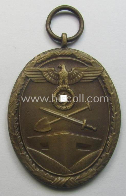 Medal-set: 'Deutsches Schutzwall Ehrenzeichen' (aka: 'Westwall'-medal) being a (typical) non-maker-marked- and/or: typical 'Buntmetall'-based specimen that comes packed in its original pouch of issue by the: 'Peter Wilh. Heb'-company — image 2