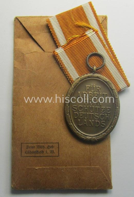 Medal-set: 'Deutsches Schutzwall Ehrenzeichen' (aka: 'Westwall'-medal) being a (typical) non-maker-marked- and/or: typical 'Buntmetall'-based specimen that comes packed in its original pouch of issue by the: 'Peter Wilh. Heb'-company — image 3