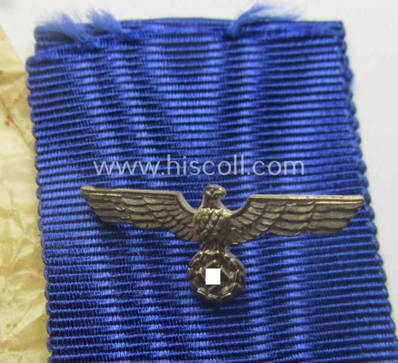 WH (Heeres o. KM) bright-silver-toned, 'WH-DA der 4. Klasse für 4 Jahre Dienstzeit' that comes with its accompanying ribbon (ie. 'Bandabschnitt') and eagle-device as stored in its period 'Cellophan'-based pouch — image 3
