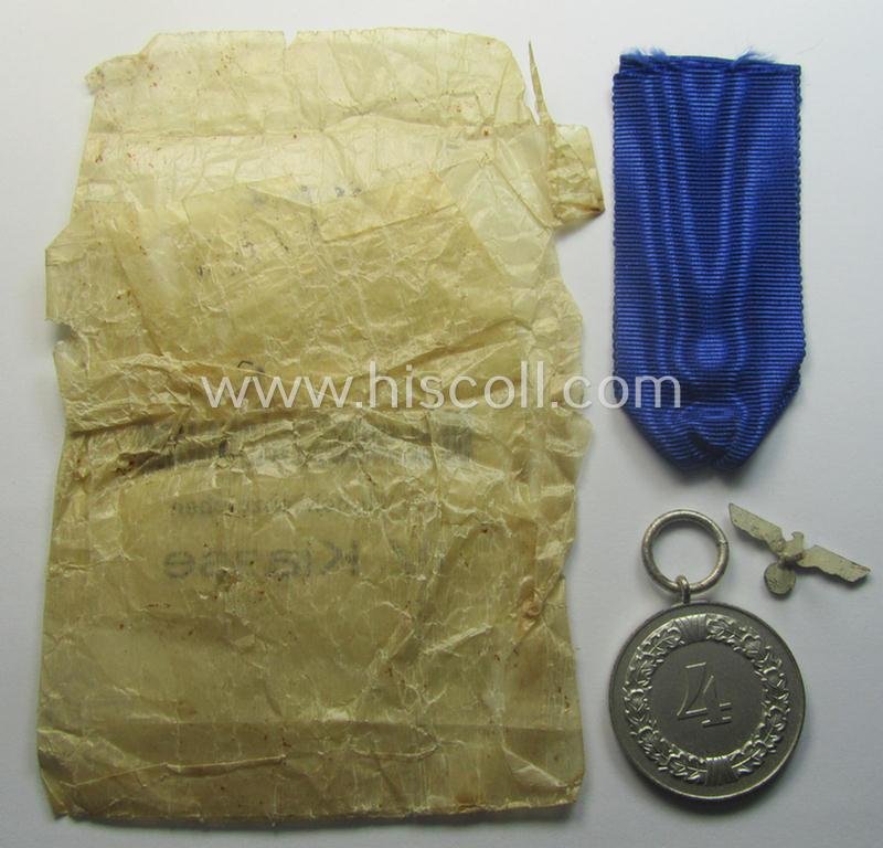 WH (Heeres o. KM) bright-silver-toned, 'WH-DA der 4. Klasse für 4 Jahre Dienstzeit' that comes with its accompanying ribbon (ie. 'Bandabschnitt') and eagle-device as stored in its period 'Cellophan'-based pouch — image 4