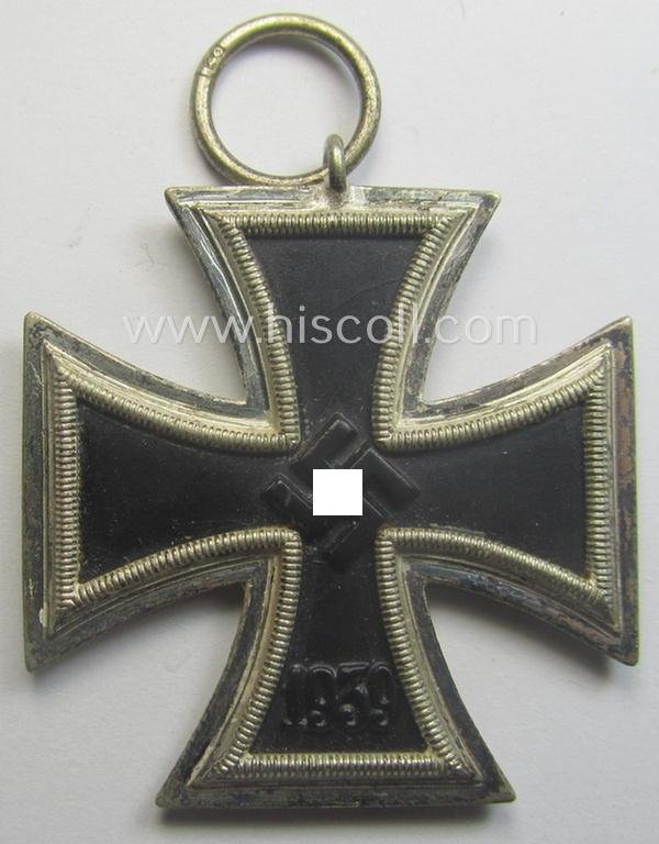 'Eisernes Kreuz II. Klasse' being a maker- (ie. '40'-) marked example that comes together with its non-confectioned ribbon (ie. 'Bandabschnitt') by the maker (ie. 'Hersteller'): 'Berg & Nolte' — image 2