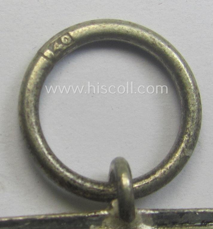 'Eisernes Kreuz II. Klasse' being a maker- (ie. '40'-) marked example that comes together with its non-confectioned ribbon (ie. 'Bandabschnitt') by the maker (ie. 'Hersteller'): 'Berg & Nolte' — image 3