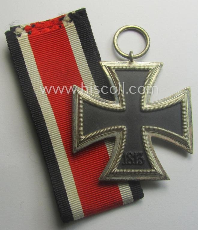 'Eisernes Kreuz II. Klasse' being a maker- (ie. '40'-) marked example that comes together with its non-confectioned ribbon (ie. 'Bandabschnitt') by the maker (ie. 'Hersteller'): 'Berg & Nolte' — image 4