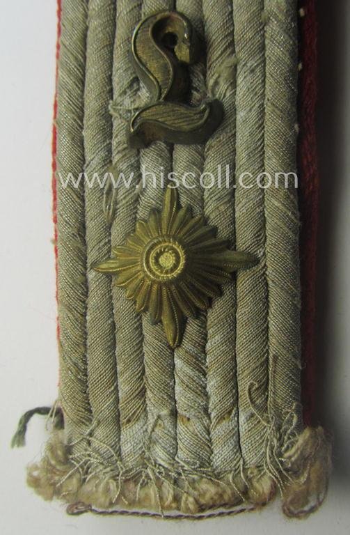 Single, WH (Heeres) neatly 'cyphered', officers'-type shoulderboard as was piped in the bright-red branchcolour as was intended for an: 'Oberleutnant eines Artillerie-Lehr-Abts.' — image 2