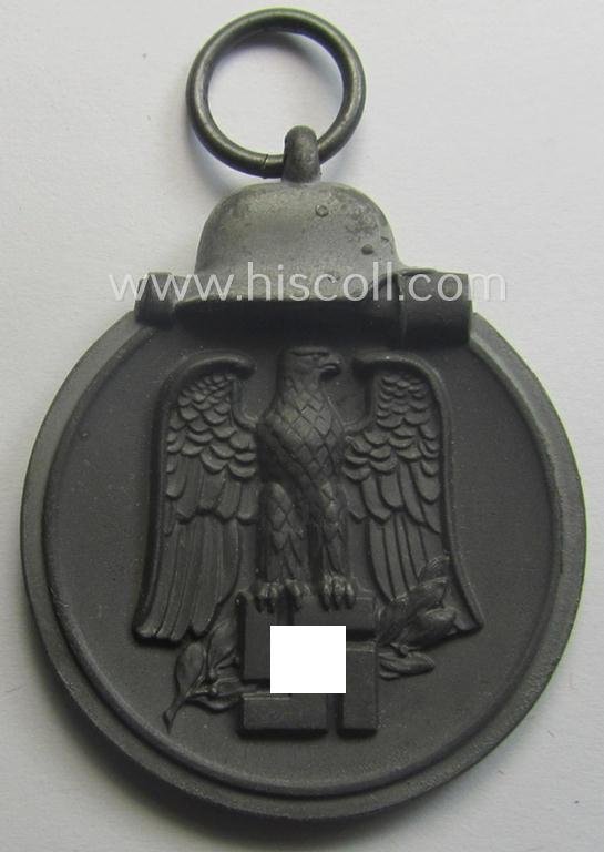 Fully matching medal-set: 'Winterschlacht im Osten 1941/42' as produced by the: 'Foerster & Barth'-company being a clearly maker- (ie. '10'-marked) specimen that came stored in its original 'Zellstoff'-based pouch of issue as found — image 2