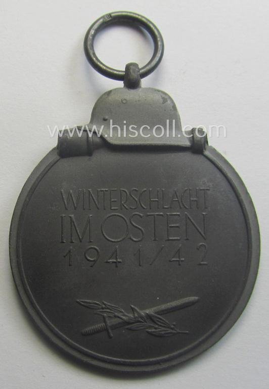 Fully matching medal-set: 'Winterschlacht im Osten 1941/42' as produced by the: 'Foerster & Barth'-company being a clearly maker- (ie. '10'-marked) specimen that came stored in its original 'Zellstoff'-based pouch of issue as found — image 3