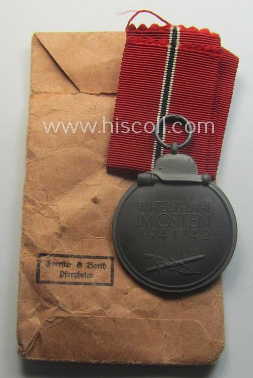 Fully matching medal-set: 'Winterschlacht im Osten 1941/42' as produced by the: 'Foerster & Barth'-company being a clearly maker- (ie. '10'-marked) specimen that came stored in its original 'Zellstoff'-based pouch of issue as found — image 5