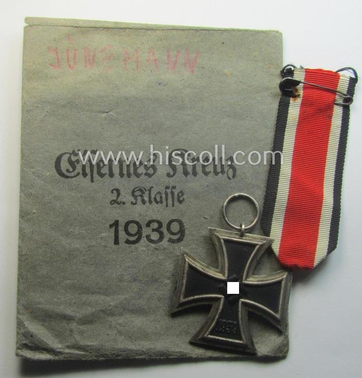 Interesting (and complete!) 'Eisernes Kreuz II. Klasse'-set comprising of a non-maker-marked example that comes stored in its period, 'Zellstoff'-based pouch by the distributor (ie. 'Hersteller'): 'Gottlieb & Wagner - Oberstein/Nahe' — image 2