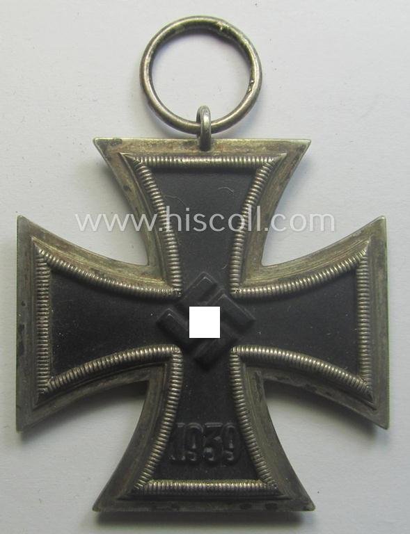 Interesting (and complete!) 'Eisernes Kreuz II. Klasse'-set comprising of a non-maker-marked example that comes stored in its period, 'Zellstoff'-based pouch by the distributor (ie. 'Hersteller'): 'Gottlieb & Wagner - Oberstein/Nahe' — image 3