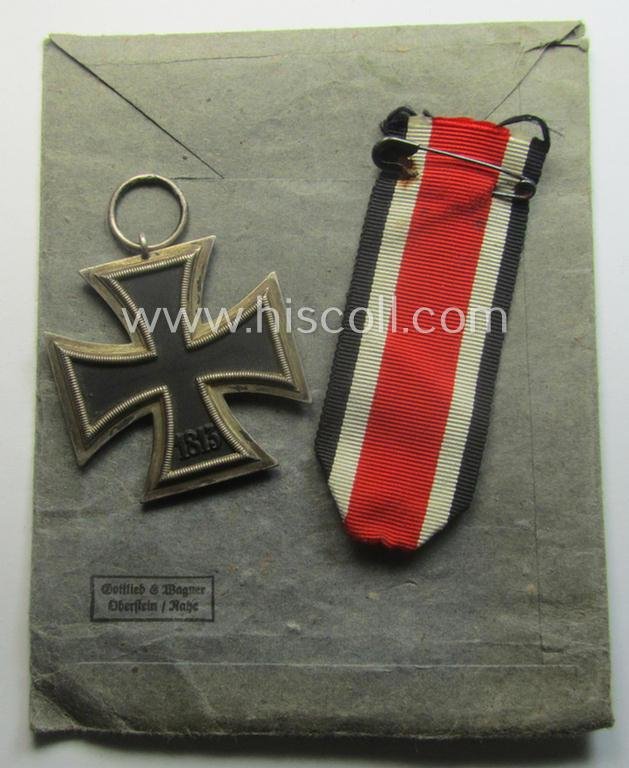 Interesting (and complete!) 'Eisernes Kreuz II. Klasse'-set comprising of a non-maker-marked example that comes stored in its period, 'Zellstoff'-based pouch by the distributor (ie. 'Hersteller'): 'Gottlieb & Wagner - Oberstein/Nahe' — image 6