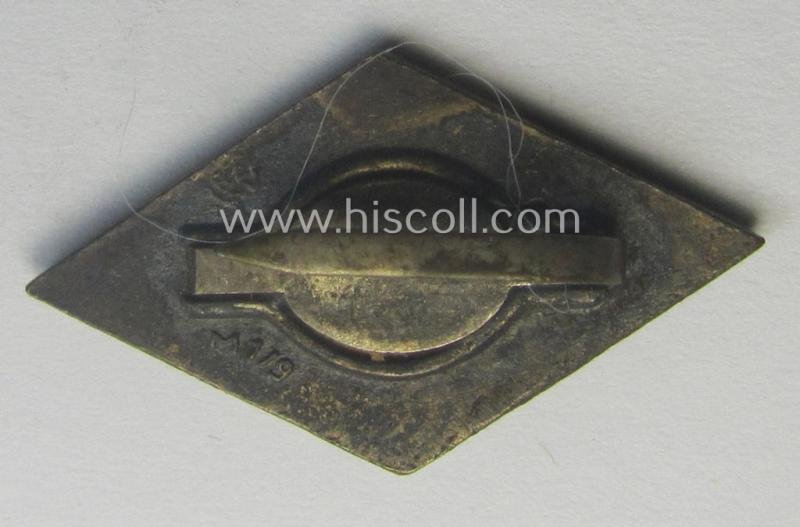 HJ (ie. 'Hitlerjugend') enamelled 'Fahrtenmesser'- (o. 'Schiffchen-Mütze') pin (ie.: 'Raute') that shows the makers-designation: 'RzM - M1/9' on its back — image 2