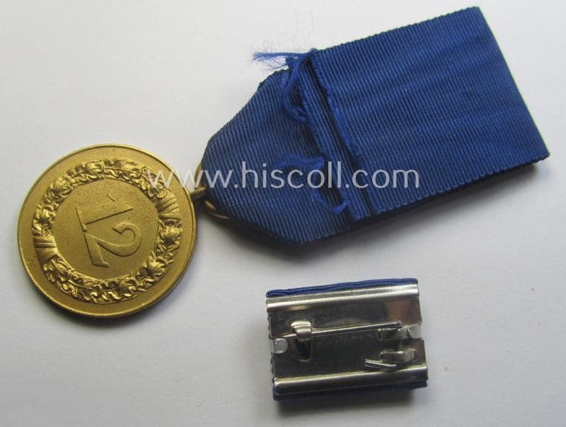 WH (Heeres o. KM) bright golden-toned 'WH-DA der 3. Klasse für 12 Jahre Dienstzeit' that comes mounted onto its ribbon (ie. 'Bandabschnitt') having a golden-toned eagle-device attached and that comes with its accompanying 'Feld- o. Bandspange' — image 4