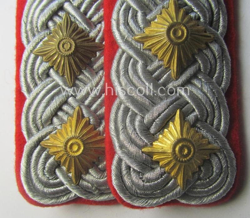 Pair of WH (Luftwaffe) officers'-type shoulderboards as piped in the bright-red-coloured branchcolour was intended for usage by an: 'Oberst eines Flak-Artillerie Rgts. o. Abtlgs.' — image 2