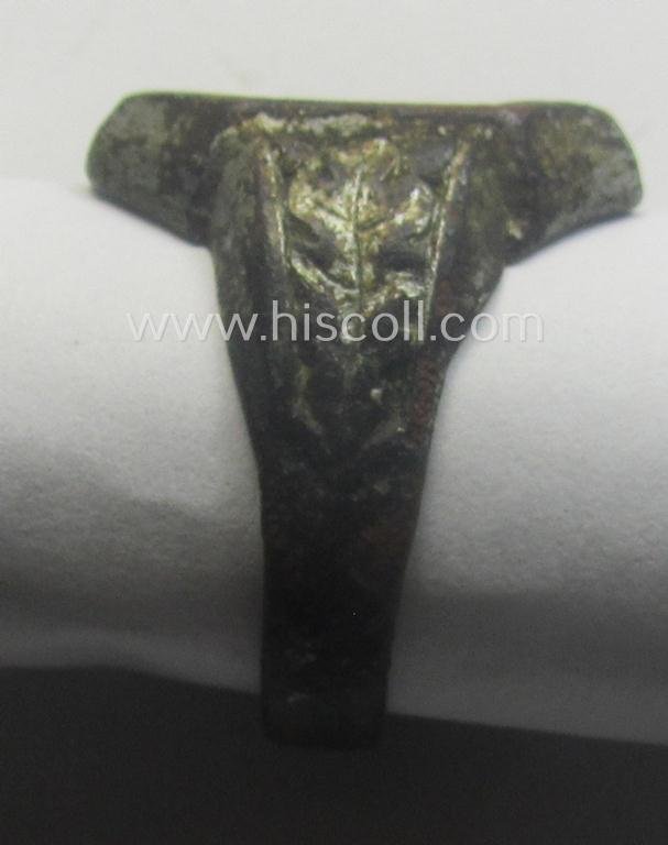 WH (LW, Heeres, RAD etc.) related, metal-based so-called: 'souvenir'-ring depicting the engraved outline of the: 'Westwall'-fortification coupled with the text: 'Westwall' — image 2