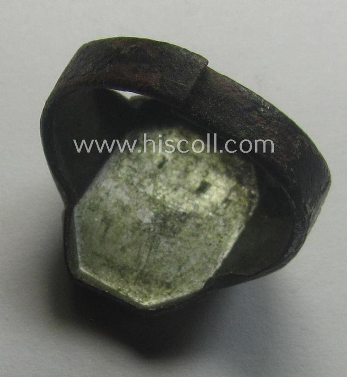 WH (LW, Heeres, RAD etc.) related, metal-based so-called: 'souvenir'-ring depicting the engraved outline of the: 'Westwall'-fortification coupled with the text: 'Westwall' — image 4