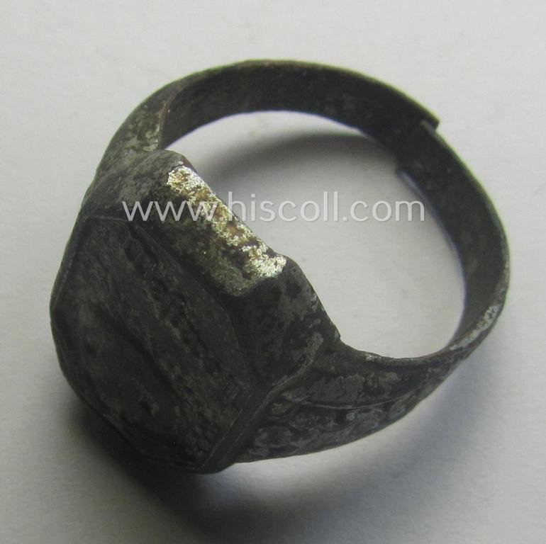 WH (LW, Heeres, RAD etc.) related, metal-based so-called: 'souvenir'-ring depicting the engraved outline of the: 'Westwall'-fortification coupled with the text: 'Westwall' — image 5