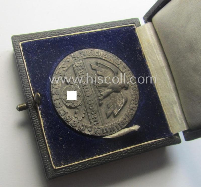 Greyish-silver-toned, 'Reichsnährstand'- (ie. 'RNSt.'-) related, commemorative-award-plaque entitled: '5. Reichsnährstands-Austellung - Blut und Boden - Leipzig 1939 - Rohmilch' and that comes stored in its period etui — image 2