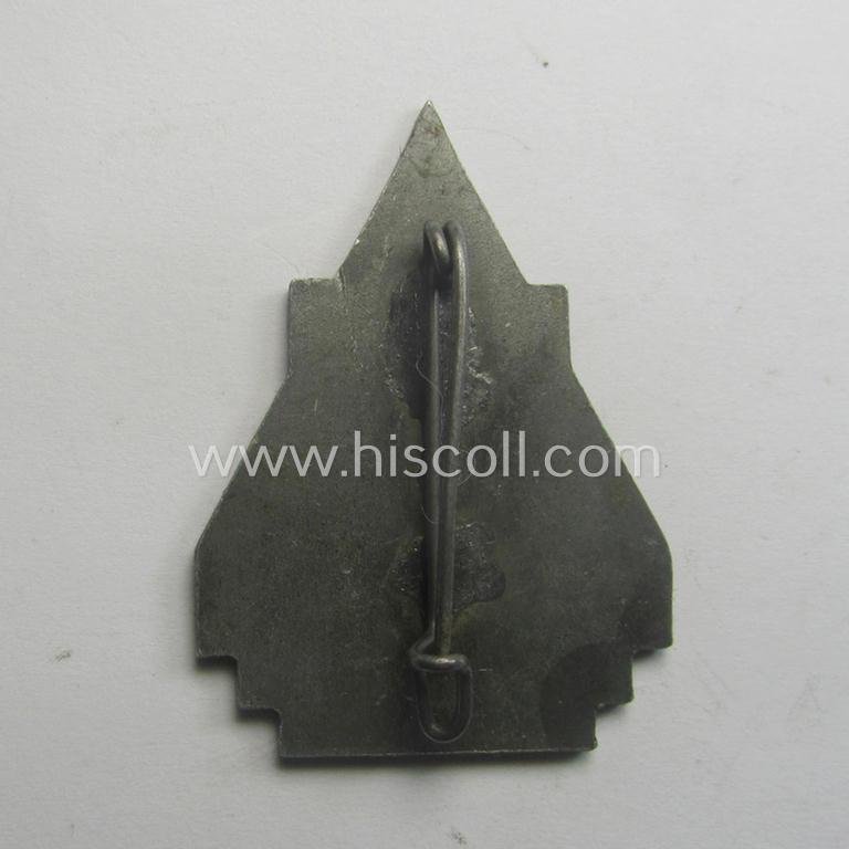 Dutch NSB-party- (ie. WA)-related lapel-pin (ie. 'Veranstaltungsabzeichen' ie. tinnie) that is executed in zinc-based metal and that is depicting the text: 'WA-Voorjaarsmarsch - Heerban 11/12' — image 2