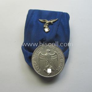 Bright silver-toned WH (Luftwaffe) so-called: 'Einzelspange' showing a: 'WH-Dienstauszeichnung 4. …