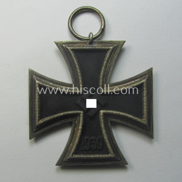 Matching 'EK II. Klasse'-set comprising of a non-maker-marked specimen that comes with its ribbon (ie. 'Bandabschnitt') and 'Zellstoff'-based pouch as was produced by the company: 'L.Chr. Lauer' (ie. 'Hersteller 14') — image 2