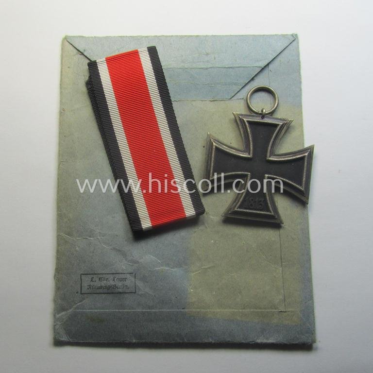 Matching 'EK II. Klasse'-set comprising of a non-maker-marked specimen that comes with its ribbon (ie. 'Bandabschnitt') and 'Zellstoff'-based pouch as was produced by the company: 'L.Chr. Lauer' (ie. 'Hersteller 14') — image 4