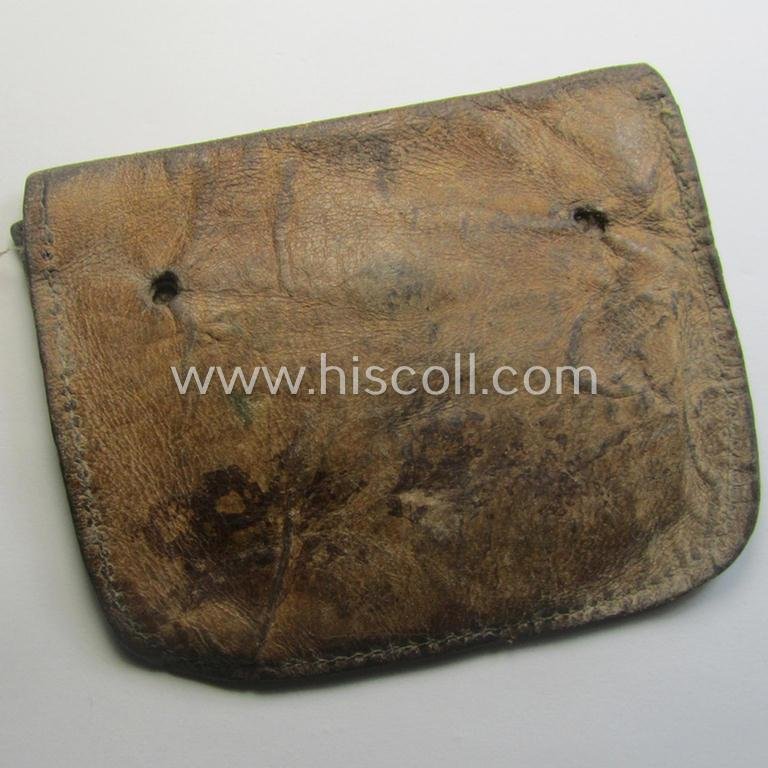 Natural-coloured- and/or genuine leather-based etui (ie. 'Tragetasche') as was intended to store an ID-disc (ie. 'Tragetasche für Erkennungsmarke') and that comes in a clearly used- ie. worn, condition — image 2