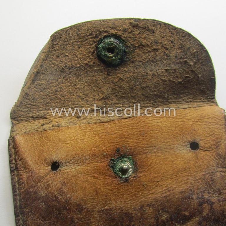 Natural-coloured- and/or genuine leather-based etui (ie. 'Tragetasche') as was intended to store an ID-disc (ie. 'Tragetasche für Erkennungsmarke') and that comes in a clearly used- ie. worn, condition — image 3