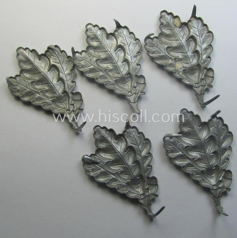 WH (Heeres) silver-coloured so-called: 'M43'-pattern cap-badge (ie. 'Mützenabzeichen') depicting three: 'Eichenlaub'-branches as was used by the various 'Jäger'-related, divisional staff-members — image 3