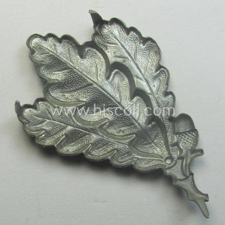 WH (Heeres) silver-coloured so-called: 'M43'-pattern cap-badge (ie. 'Mützenabzeichen') depicting three: 'Eichenlaub'-branches as was used by the various 'Jäger'-related, divisional staff-members — image 4