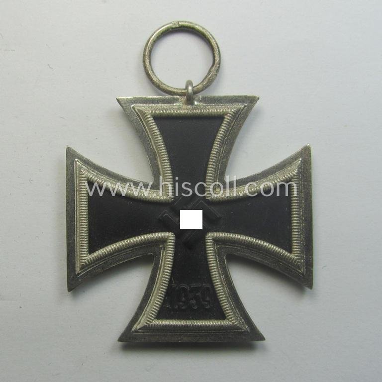 'EK II. Klasse' being a maker- (ie. '4'-) marked example that comes together with its original- and once-mounted ribbon (ie. 'Bandabschnitt') as was produced by the maker (ie. 'Hersteller'): 'Steinhauer u. Lück' — image 2