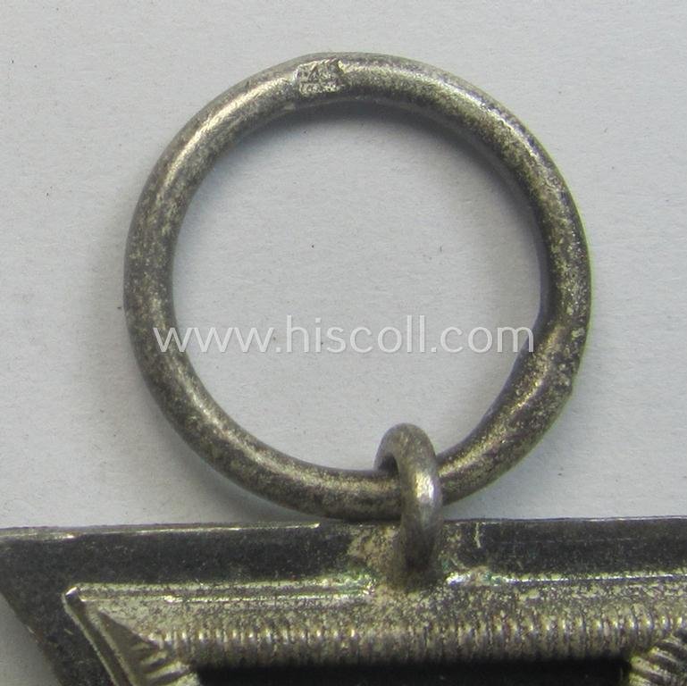 'EK II. Klasse' being a maker- (ie. '4'-) marked example that comes together with its original- and once-mounted ribbon (ie. 'Bandabschnitt') as was produced by the maker (ie. 'Hersteller'): 'Steinhauer u. Lück' — image 3