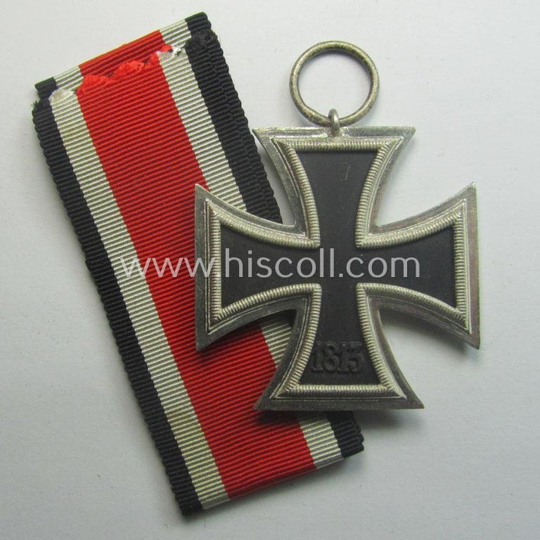 'EK II. Klasse' being a maker- (ie. '4'-) marked example that comes together with its original- and once-mounted ribbon (ie. 'Bandabschnitt') as was produced by the maker (ie. 'Hersteller'): 'Steinhauer u. Lück' — image 4