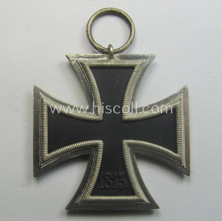 'EK II. Klasse' being a maker- (ie. '4'-) marked example that comes together with its original- and once-mounted ribbon (ie. 'Bandabschnitt') as was produced by the maker (ie. 'Hersteller'): 'Steinhauer u. Lück' — image 5