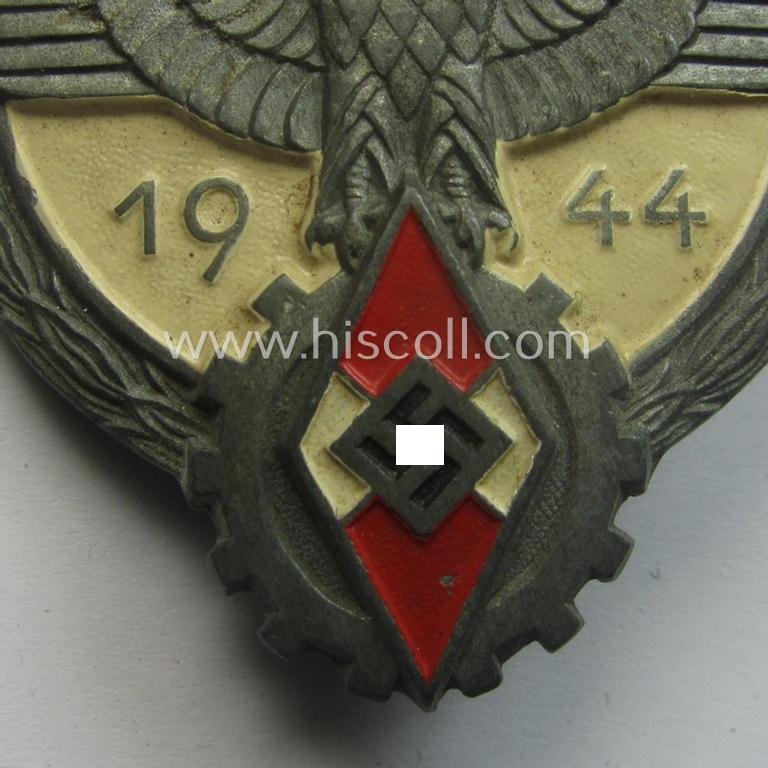 Superb - and truly scarcely encountered! - 'Feinzink'-based HJ (ie. 'Hitlerjugend') so-called: 'Reichsberufswettkampf-Siegerabzeichen' of the 2nd model, 'Gausieger 1944', being a clearly maker- (ie.: 'Gustav Brehmer'-) marked example — image 2
