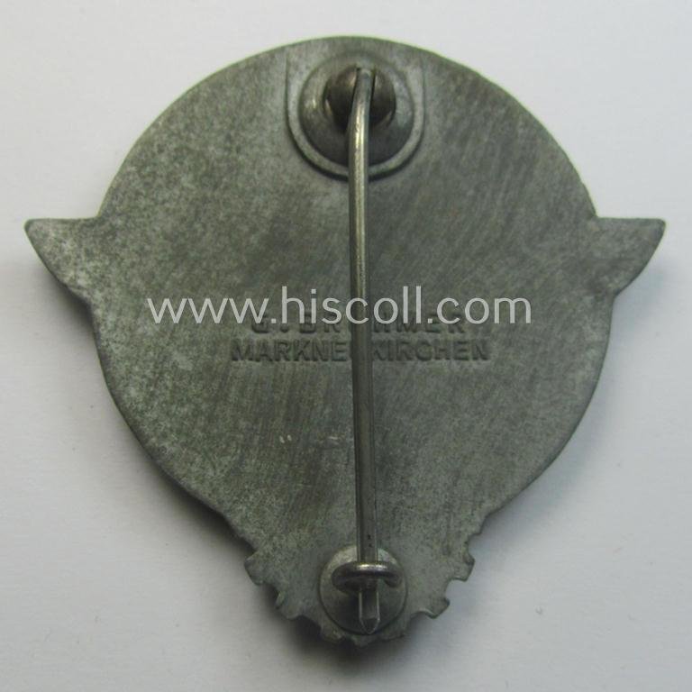 Superb - and truly scarcely encountered! - 'Feinzink'-based HJ (ie. 'Hitlerjugend') so-called: 'Reichsberufswettkampf-Siegerabzeichen' of the 2nd model, 'Gausieger 1944', being a clearly maker- (ie.: 'Gustav Brehmer'-) marked example — image 3