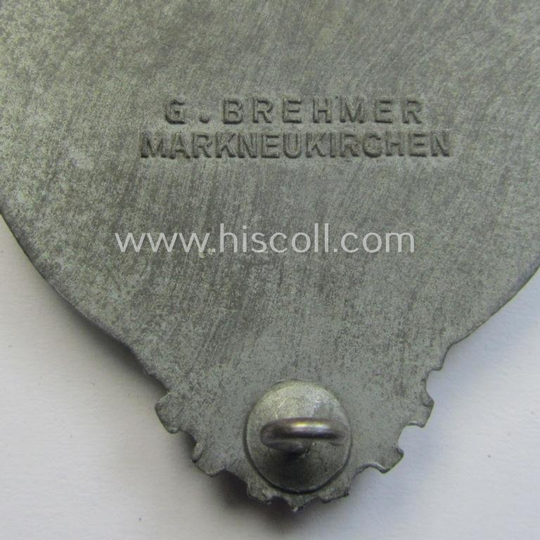 Superb - and truly scarcely encountered! - 'Feinzink'-based HJ (ie. 'Hitlerjugend') so-called: 'Reichsberufswettkampf-Siegerabzeichen' of the 2nd model, 'Gausieger 1944', being a clearly maker- (ie.: 'Gustav Brehmer'-) marked example — image 5