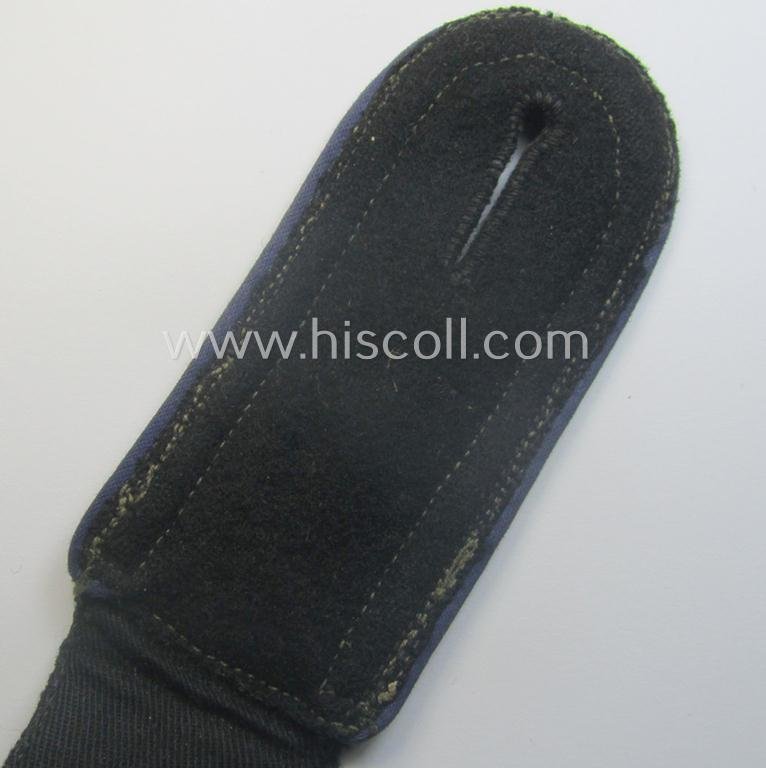 Single, Waffen-SS, NCO-type shoulderstrap as piped in the darker-blue-coloured branchcolour as was intended for usage by an: 'SS-Unterscharführer' who served within the: 'SS-Sanitäts-Trpn.' — image 4