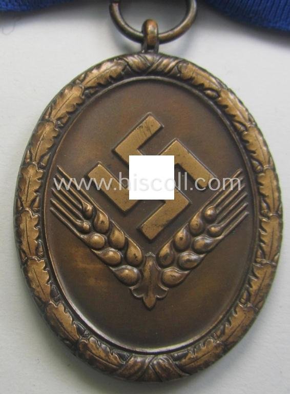 Scarcely encountered example of a: 'Reichsarbeitsdienst der weiblichen Jugend' (or: RADwJ) so-called: 'Dienstauszeichnung der 4. Stf. in Bronze' that comes mounted onto its period ('bow-tie'-shaped) ribbon (ie. 'Bandabschnitt') — image 2